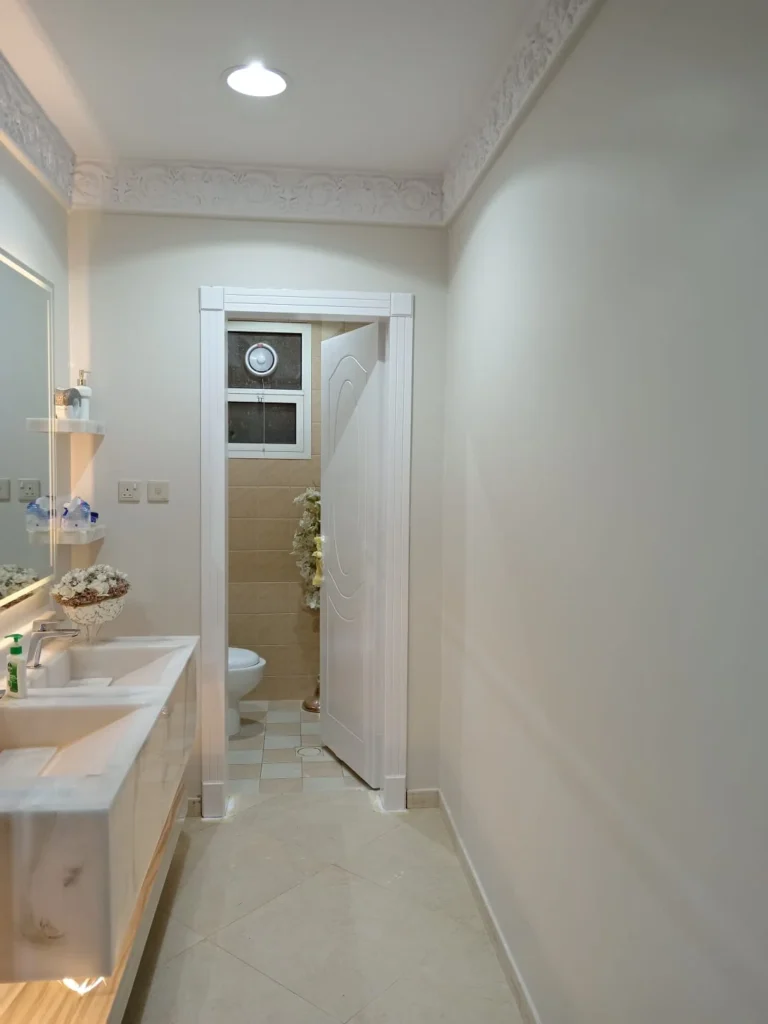 أعمال معلم دهانات الرياض: مدخل حمام بدهان بيج وديكور جبس عصري