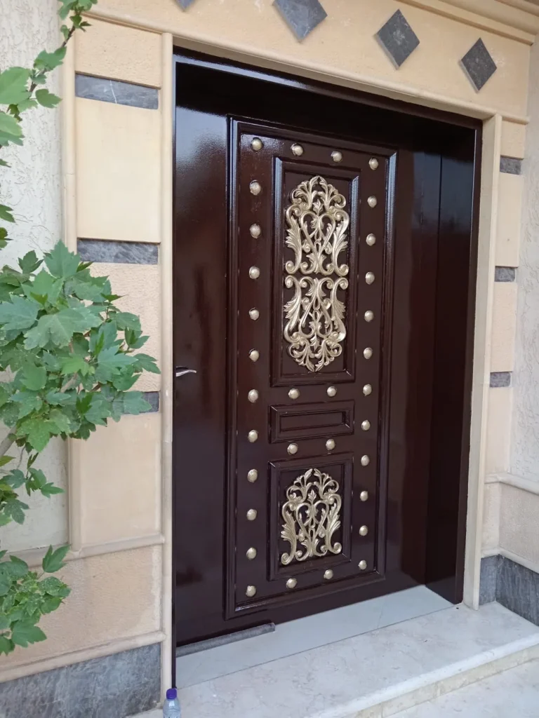 باب خارجي رئيسي بتصميم كلاسيكي باللون البني الغامق اللامع مع زخارف معدنية ذهبية