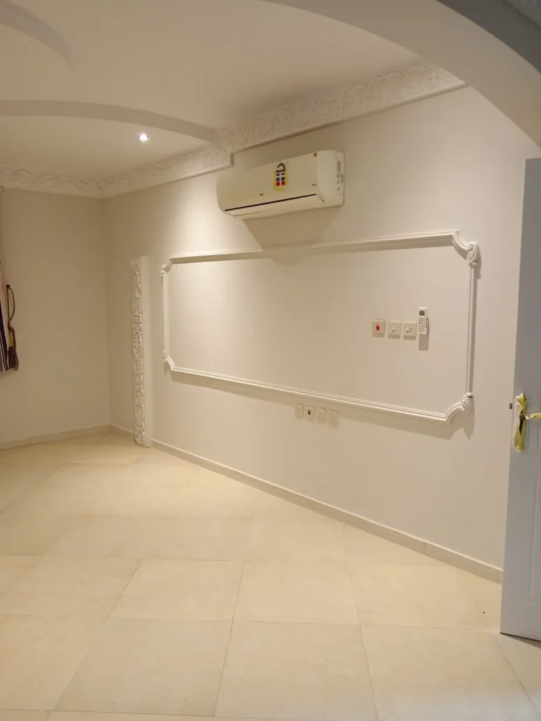 دهانات جدران بيضاء حديثة مع إطار ديكور جبس مستطيل ووحدات تكييف وصمامات كهربائية