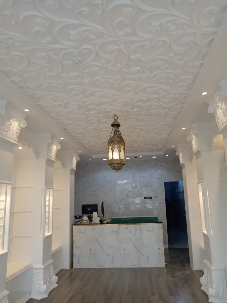 دهانات داخلية فاخرة باللون الأبيض العاجي بتشطيب مطفي ناعم، تُبرز زخارف السقف الجبسية