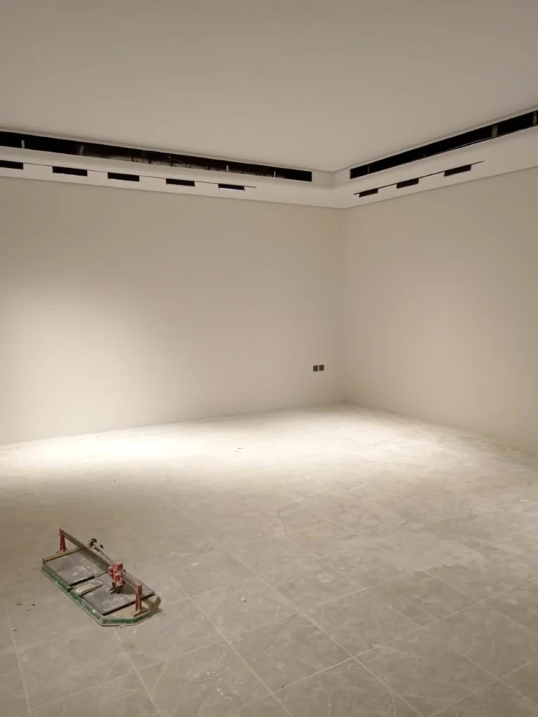 دهان مجلس حديث في حي لبن بالرياض بعد تنفيذ أعمال الدهانات الداخلية وتشطيب الجدران بلون فاتح