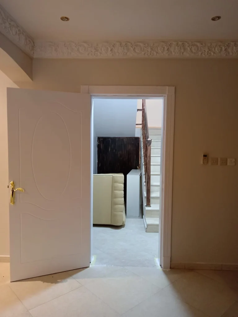معلم دهانات الرياض ينفذ صالة وسلم داخلي بدهانات فاتحة ودرابزين حديدي مشغول